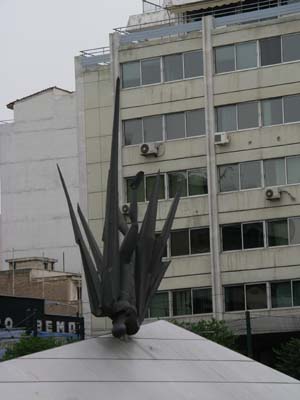 площадь Karaiskaki со странной скульптурой